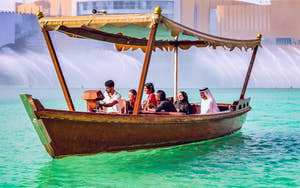 Folk tager bådtur ved Dubai-fontæneshowet