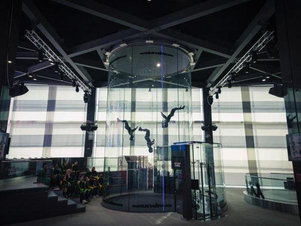 Personen beim IFly Indoor Skydive in Dubai
