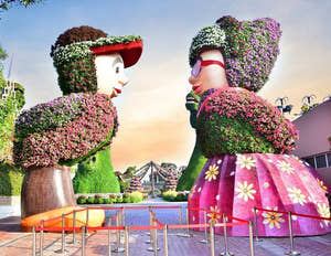 Farverig blomsterskulptur fra Dubai Miracle Garden