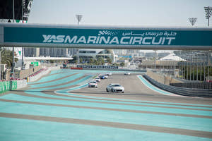 Biler kører løb på Yas Marina Circuit