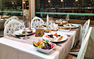 Istanbul Bosporus-middagscruise med tyrkisk aftenforestilling