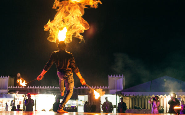 Dubai ørkensafari med overnatning, dune bashing, sandboarding, kamelridning, underholdning, grillmiddag, overnatning og morgenmad - Tripventura