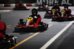 Hold kører løb på Outdoor Kartdrome