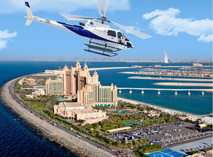 Вид на знаковые достопримечательности города с вертолета