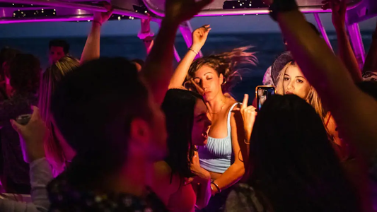 People enjoyinh Grand Yacht Party 