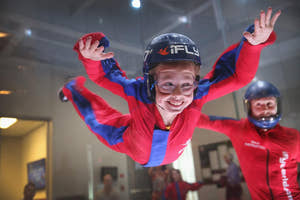 Barn i Dubai IFly indendørs faldskærmsudspring
