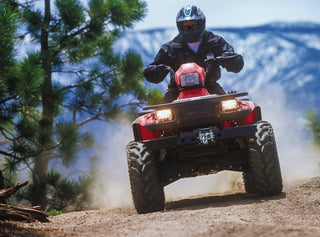 ATV kullanan adam