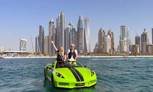 Par, der kører Jet Car