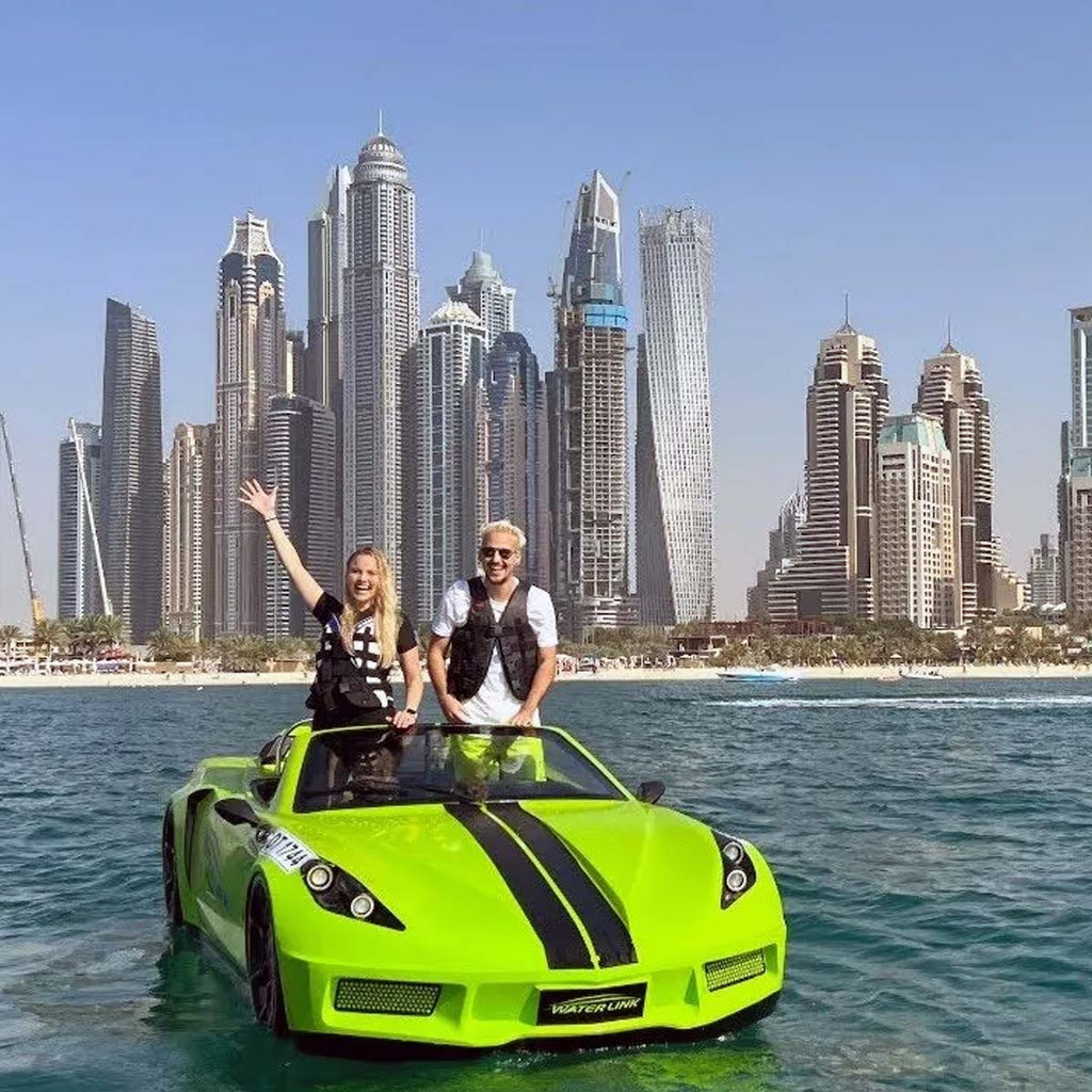 Jet Arabaya Binen Çift