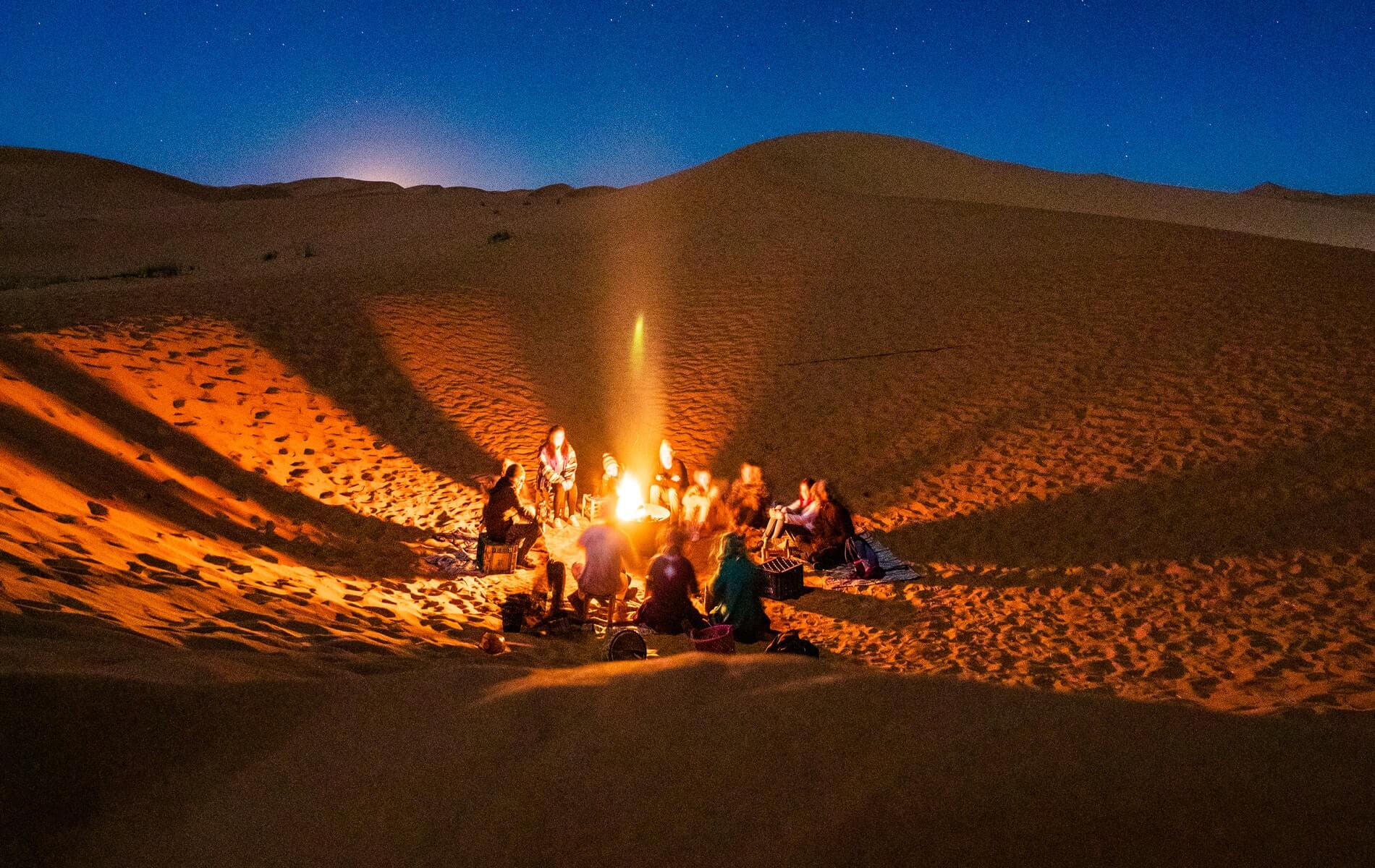 Семья наслаждается ночным сафари по пустыне Абу-Даби