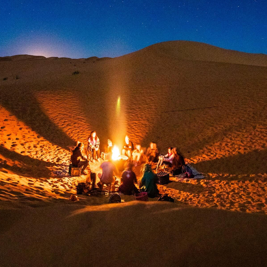 Семья наслаждается ночным сафари по пустыне Абу-Даби