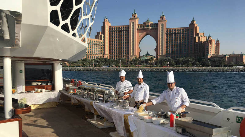 Dubai Sky Walker Sharing Yacht Tour – BBQ-Dinner und Blick auf The View At The Palm Jumeirah Dubai