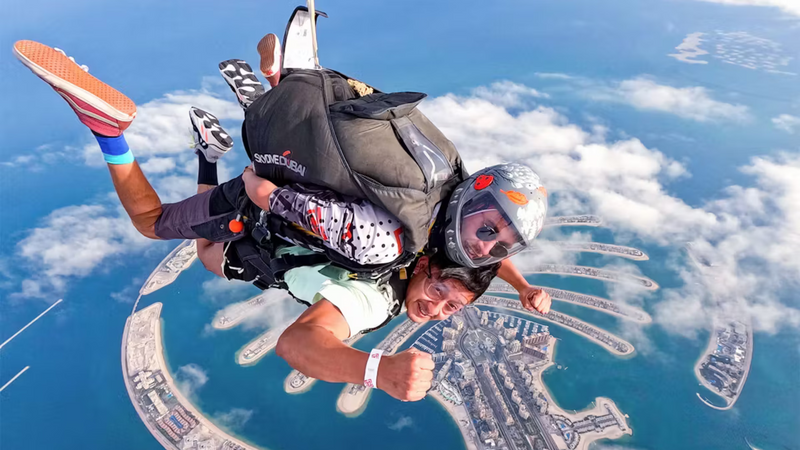 Dubai'deki ikonik Palm Jumeirah'ın üzerinde tandem paraşütle atlama