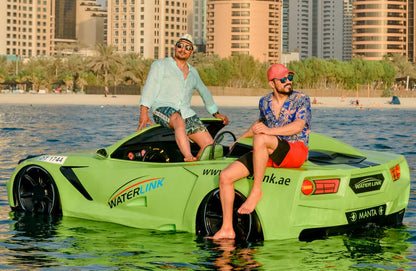 Jet Araba'da oturan iki adam