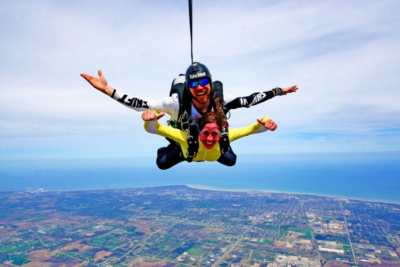 Tandem skydiving, gökyüzünden atlamayı içeren heyecan verici bir spordur