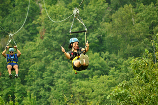 Kadın Jebel Jais zipline'ının keyfini çıkarıyor