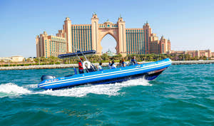 Speedbåd på vandet med det ikoniske Atlantis, The Palm-resort i Dubai
