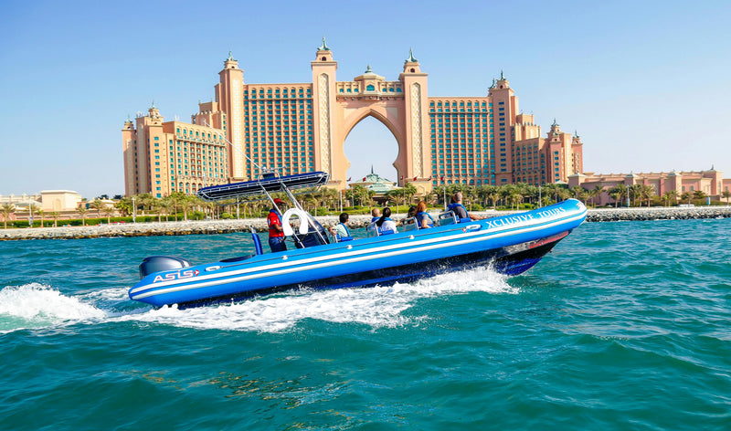 Скоростной катер на воде у знаменитого курорта Atlantis, The Palm в Дубае