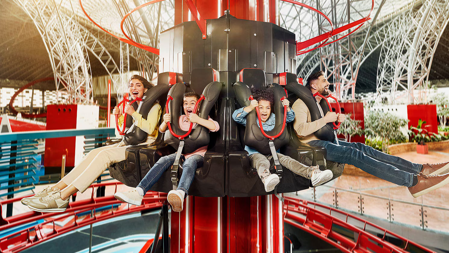 Ferrari World Abu Dhabi'de sürüş keyfi yaşayan insanlar
