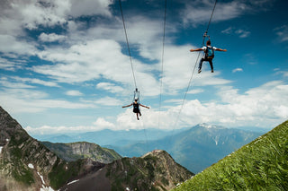 Jebel Jais zipline'ında yolculuk eden insanlar